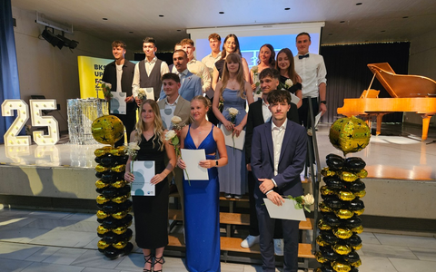 POL-DN: FOS-Polizei-Absolventinnen und -Absolventen am Berufskolleg Düren verabschiedet - 16 Nachwuchskräfte starten ins duale Studium - Foto: presseportal.de