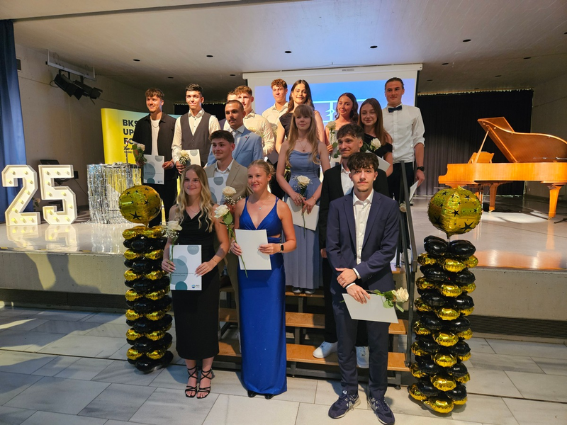 POL-DN: FOS-Polizei-Absolventinnen und -Absolventen am Berufskolleg Düren verabschiedet - 16 Nachwuchskräfte starten ins duale Studium - Foto: presseportal.de