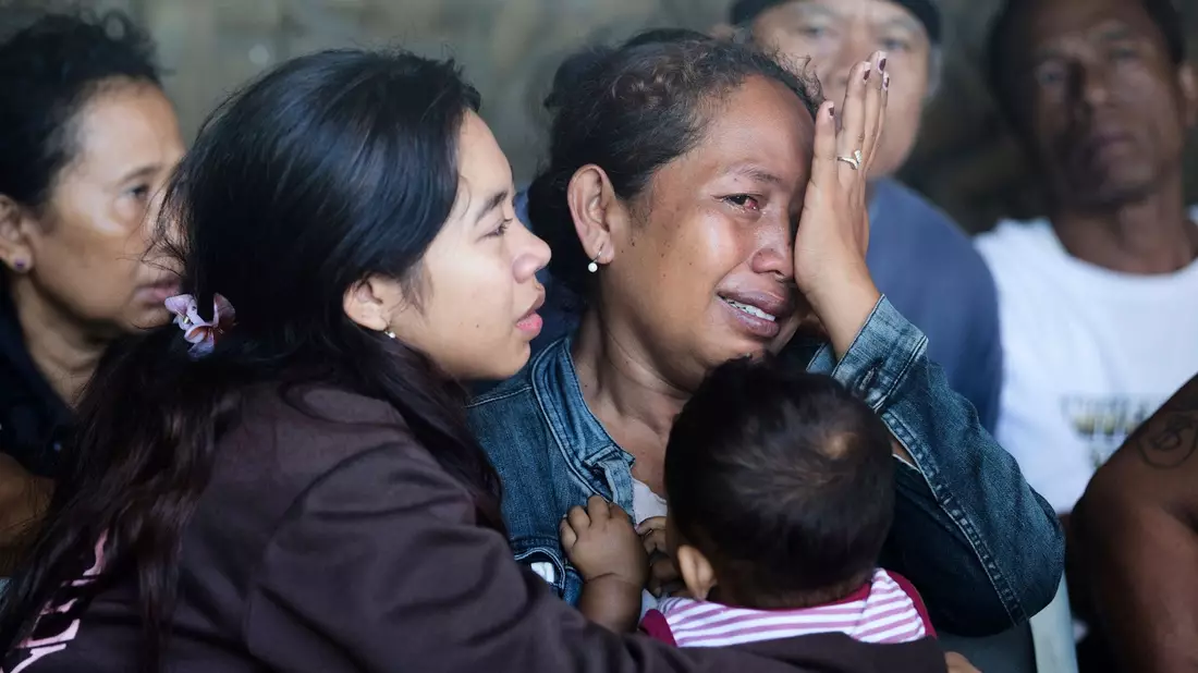 Die Überlebenden wurden zunächst ärztlich untersucht. - Bild: Firdia Lisnawati/AP/dpa