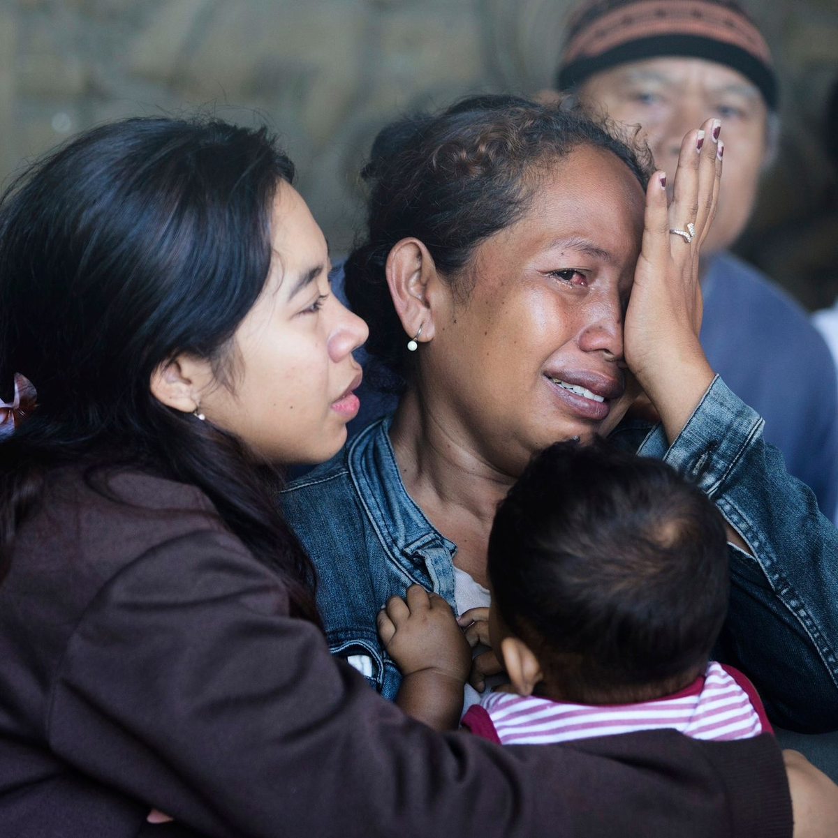 Die Überlebenden wurden zunächst ärztlich untersucht. - Foto: Firdia Lisnawati/AP/dpa