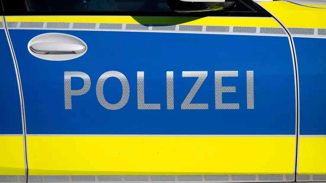 Die Polizei kümmerte sich um die Couch und die Autofahrerin, die das verlorene Möbelstück auf der Bundesstraße rammte. (Symbolbild)  - Bild: Sven Hoppe/dpa