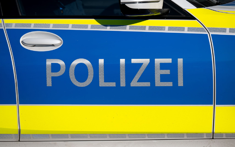 Die Polizei kümmerte sich um die Couch und die Autofahrerin, die das verlorene Möbelstück auf der Bundesstraße rammte. (Symbolbild) - Foto: Sven Hoppe/dpa Die Polizei kümmerte sich um die Couch und die Autofahrerin, die das verlorene Möbelstück auf der Bundesstraße rammte. (Symbolbild) - Foto: Sven Hoppe/dpa