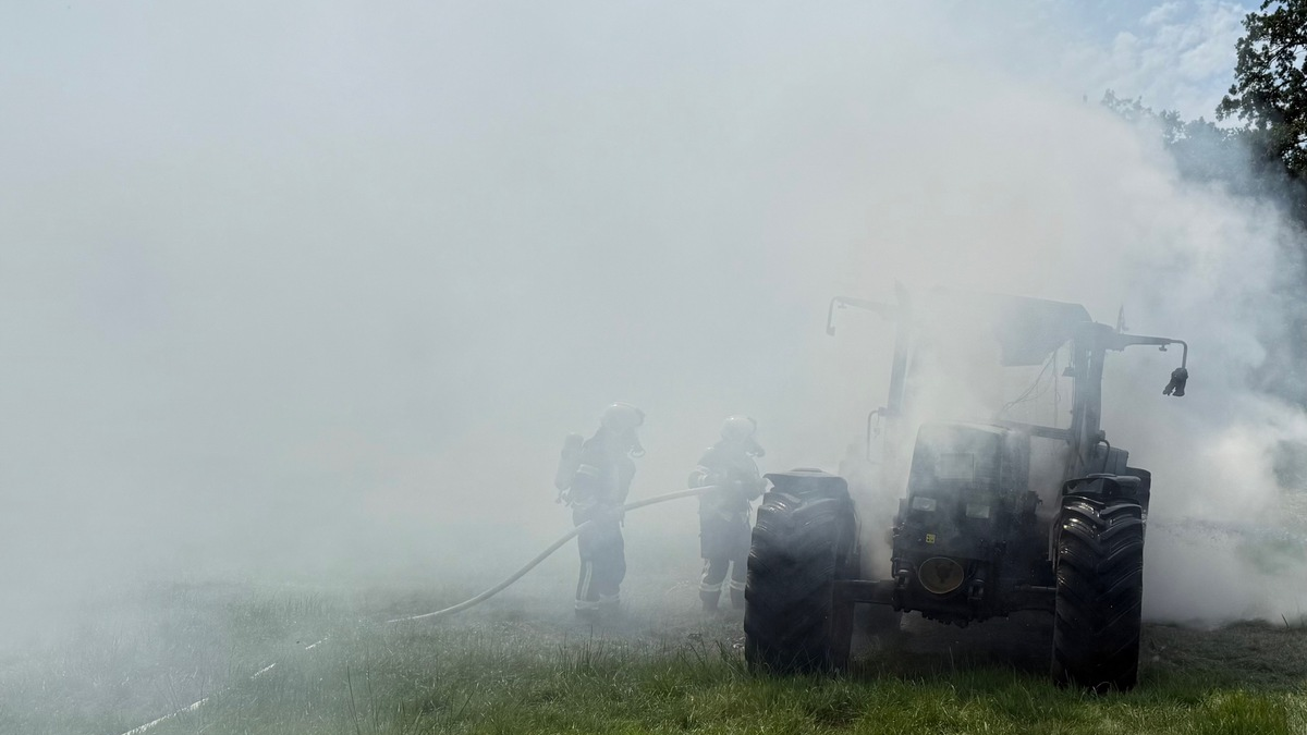 FW-AUR: Treckergespann ausgebrannt - Foto: presseportal.de