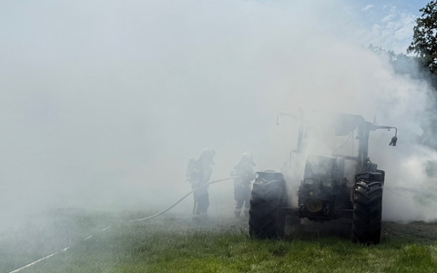 FW-AUR: Treckergespann ausgebrannt - Foto: presseportal.de