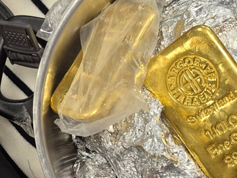 HZA-F: Schwerpunktkontrolle des Zolls zur Bekämpfung der Geldwäsche am Frank-furter Flughafen - Zahlreiche Verstöße mit einem Volumen von 1,75 Millionen Euro festgestellt - Foto: presseportal.de