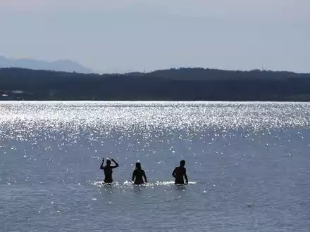 Am Starnberger See lebt sich's ausgesprochen angenehm - und die arbeitende Bevölkerung ist gesünder als andernorts. (Symbolbild)   - Foto: Karl-Josef Hildenbrand/dpa