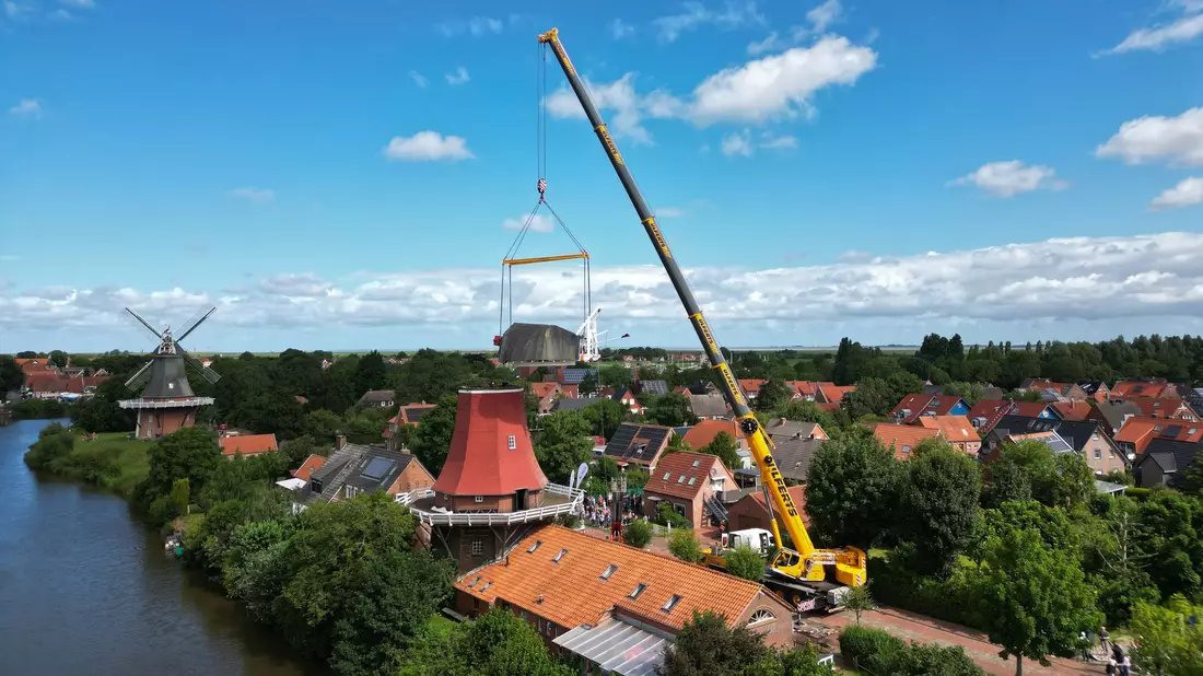 Blick auf das Greetsieler Wahrzeichen, die Rote Windmühle. (Luftaufnahme mit einer Drohne). - Bild: Lars Penning/dpa