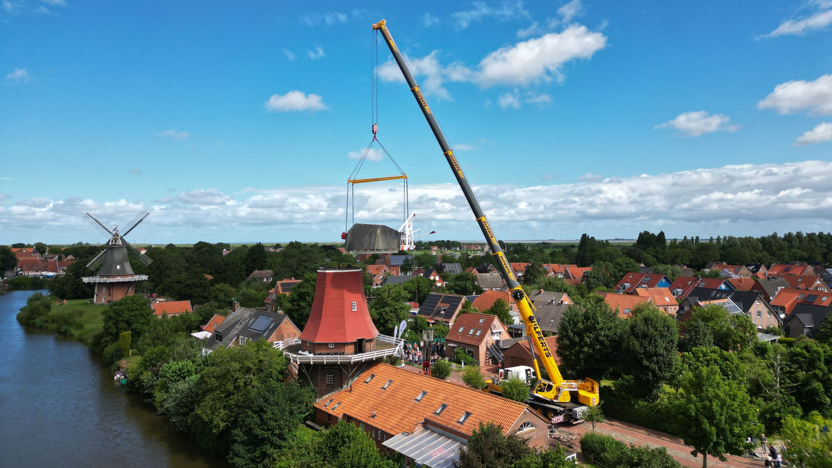 Blick auf das Greetsieler Wahrzeichen, die Rote Windmühle. (Luftaufnahme mit einer Drohne). - Foto: Lars Penning/dpa