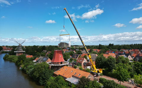 Blick auf das Greetsieler Wahrzeichen, die Rote Windmühle. (Luftaufnahme mit einer Drohne). - Foto: Lars Penning/dpa