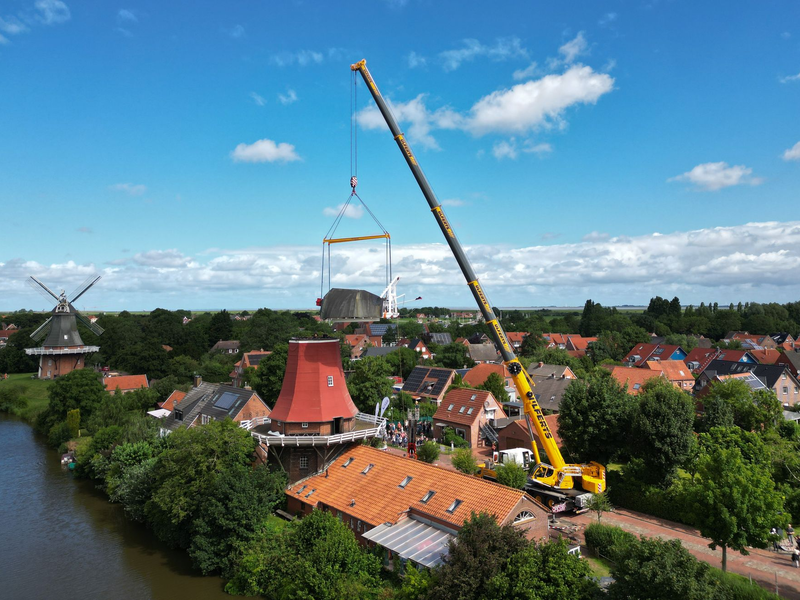 Blick auf das Greetsieler Wahrzeichen, die Rote Windmühle. (Luftaufnahme mit einer Drohne). - Foto: Lars Penning/dpa