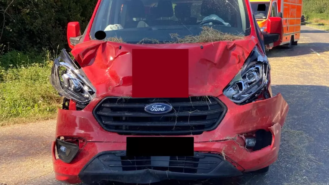 POL-MI: Herabfallende Heuballen verursachen Verkehrsunfall - Autofahrerin leicht verletzt - Bild: presseportal.de