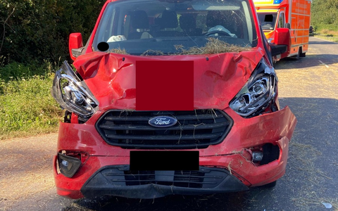 POL-MI: Herabfallende Heuballen verursachen Verkehrsunfall - Autofahrerin leicht verletzt - Foto: presseportal.de