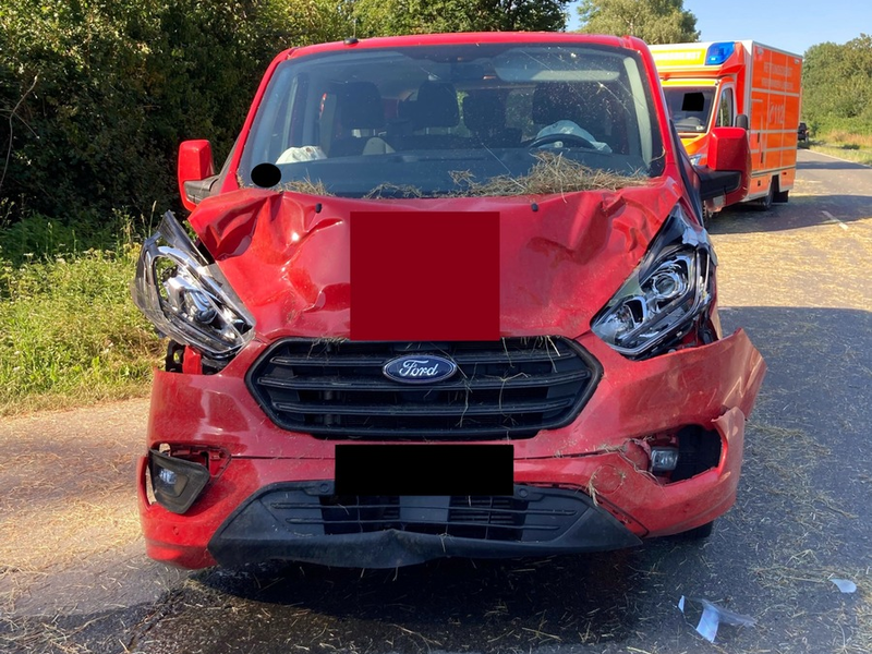 POL-MI: Herabfallende Heuballen verursachen Verkehrsunfall - Autofahrerin leicht verletzt - Foto: presseportal.de