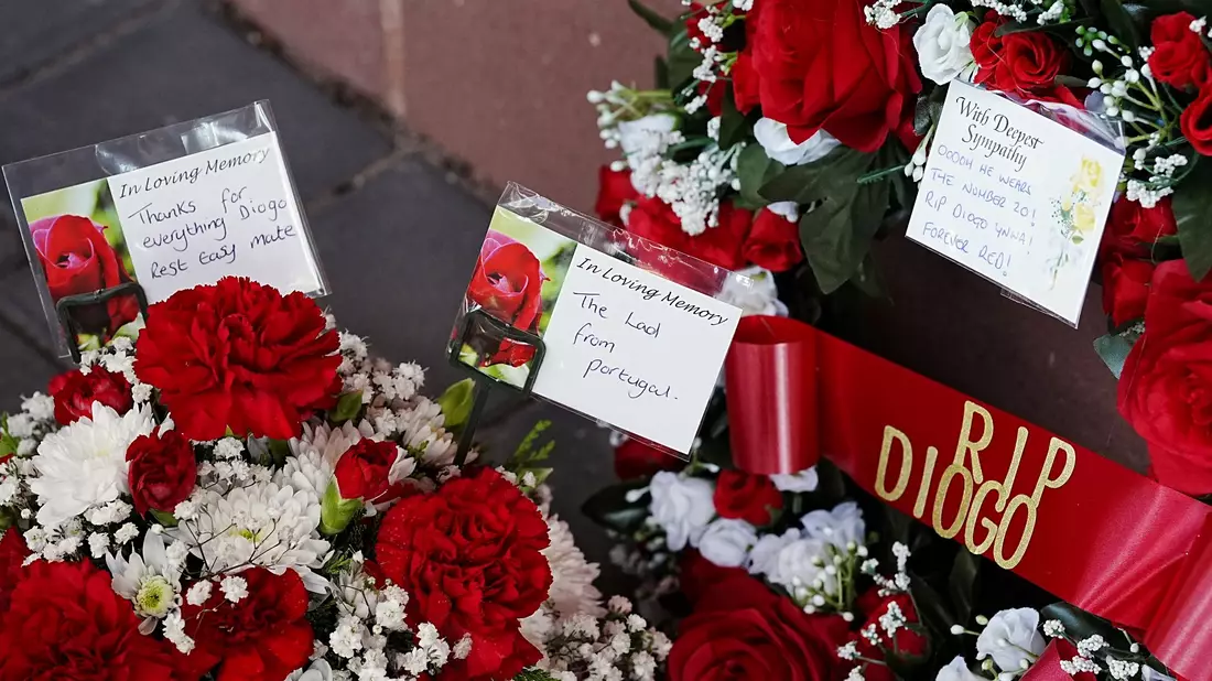Im Laufe des Tages legten immer mehr Menschen Blumen und Fanartikel nieder. - Bild: Peter Byrne/PA Wire/dpa