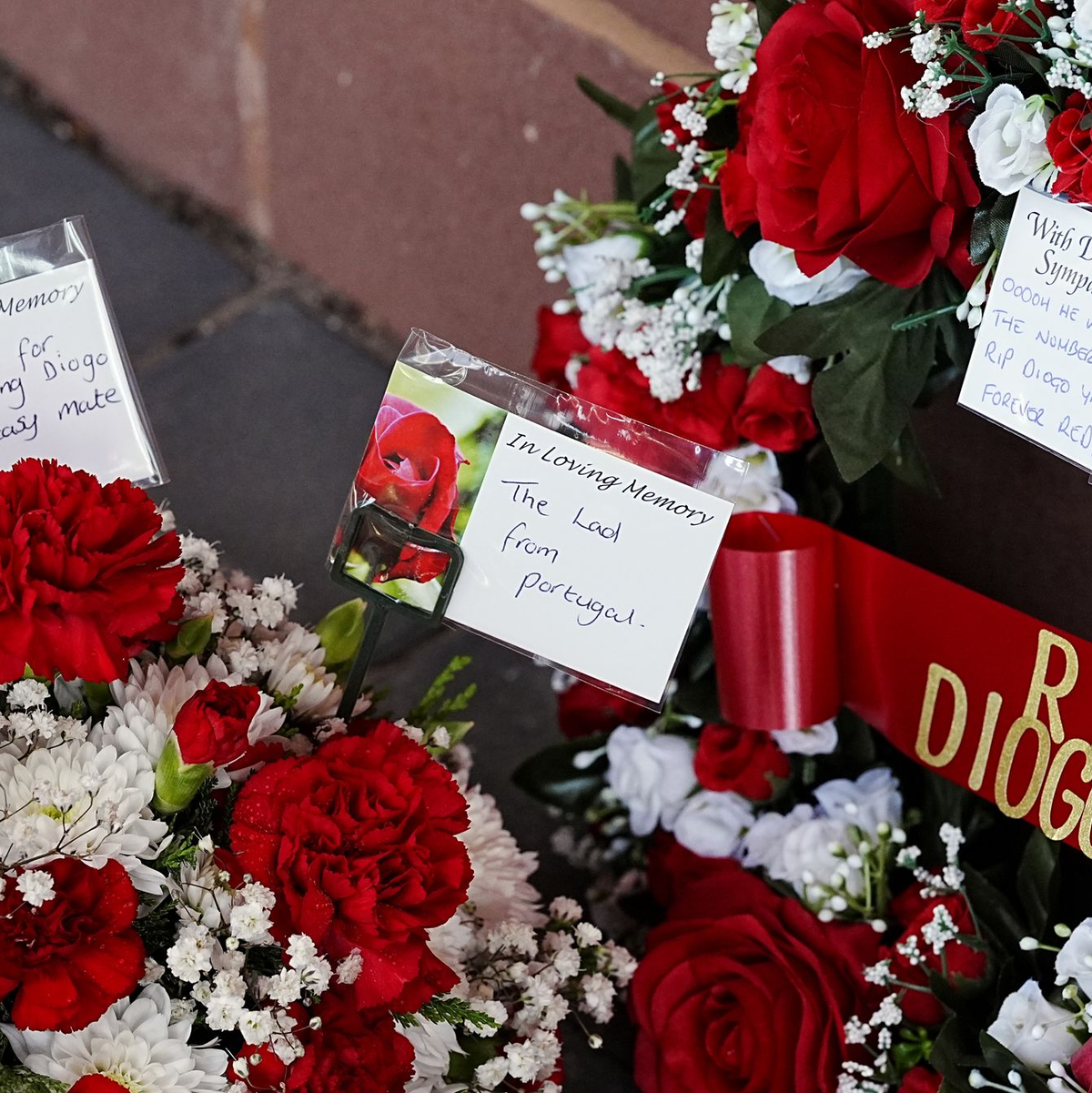 Im Laufe des Tages legten immer mehr Menschen Blumen und Fanartikel nieder. - Foto: Peter Byrne/PA Wire/dpa