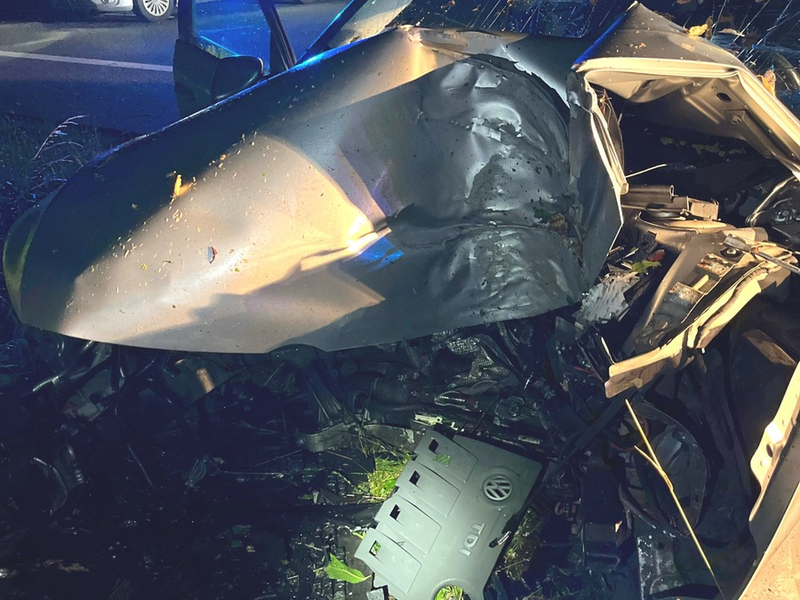 POL-MI: Autofahrer kracht gegen Baum - Foto: presseportal.de