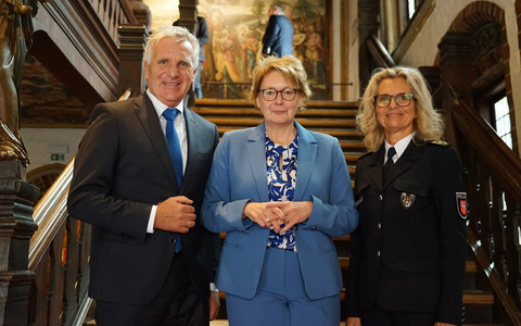 POL-LG: Staffelübergabe bei der Polizeidirektion Lüneburg: Kathrin Schuol übernimmt Aufgaben als Polizeipräsidentin - Foto: presseportal.de POL-LG: Staffelübergabe bei der Polizeidirektion Lüneburg: Kathrin Schuol übernimmt Aufgaben als Polizeipräsidentin - Foto: presseportal.de