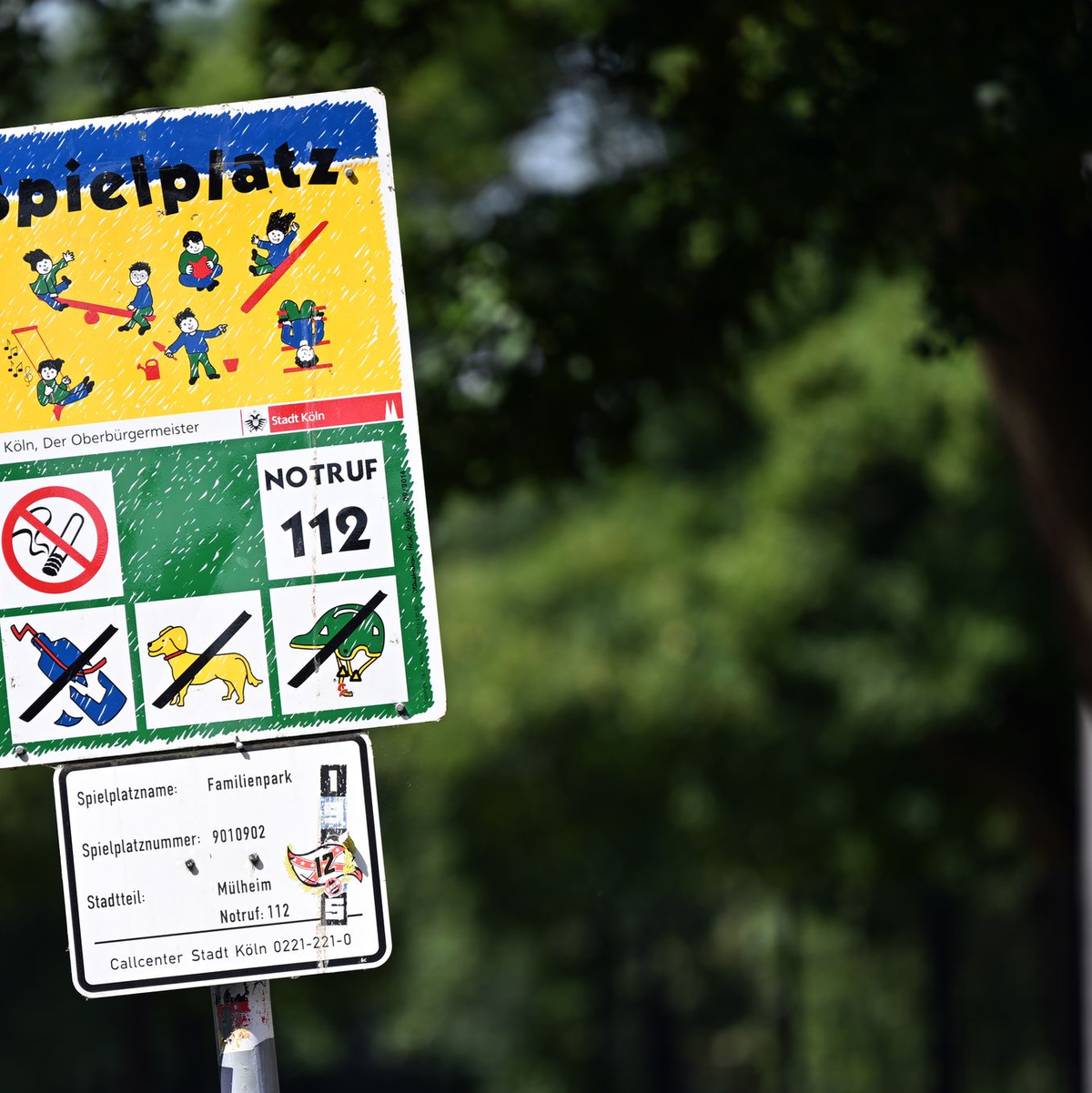 So sehen viele Kölner Spielplatz-Schilder bislang aus - ihre Stunden sind womöglich gezählt. - Foto: Federico Gambarini/dpa