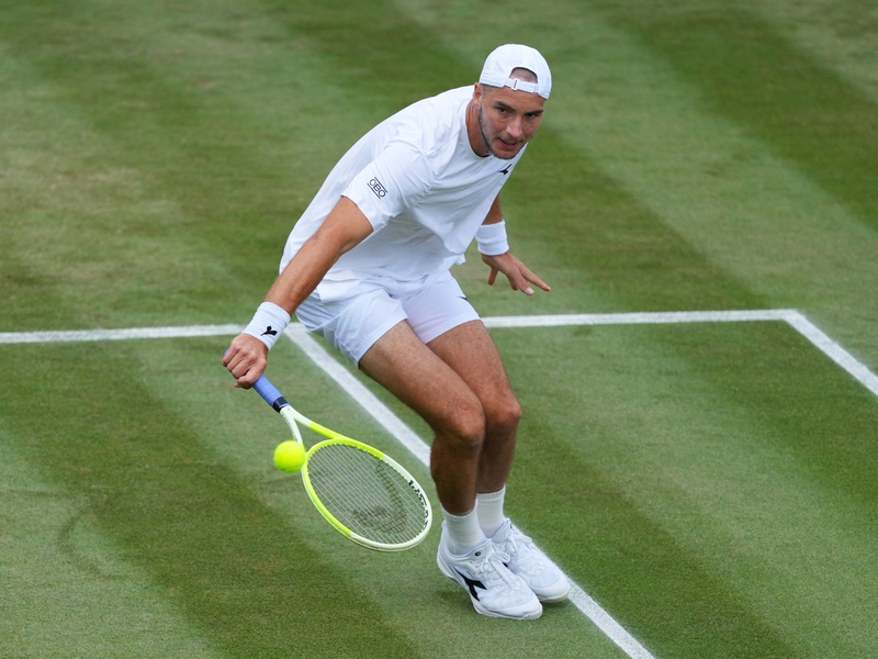 Die Rivalität zwischen Jannik Sinner (l) und Carlos Alcaraz dürfte das Herren-Tennis über viele Jahre prägen. - Foto: Kirsty Wigglesworth/AP/dpa