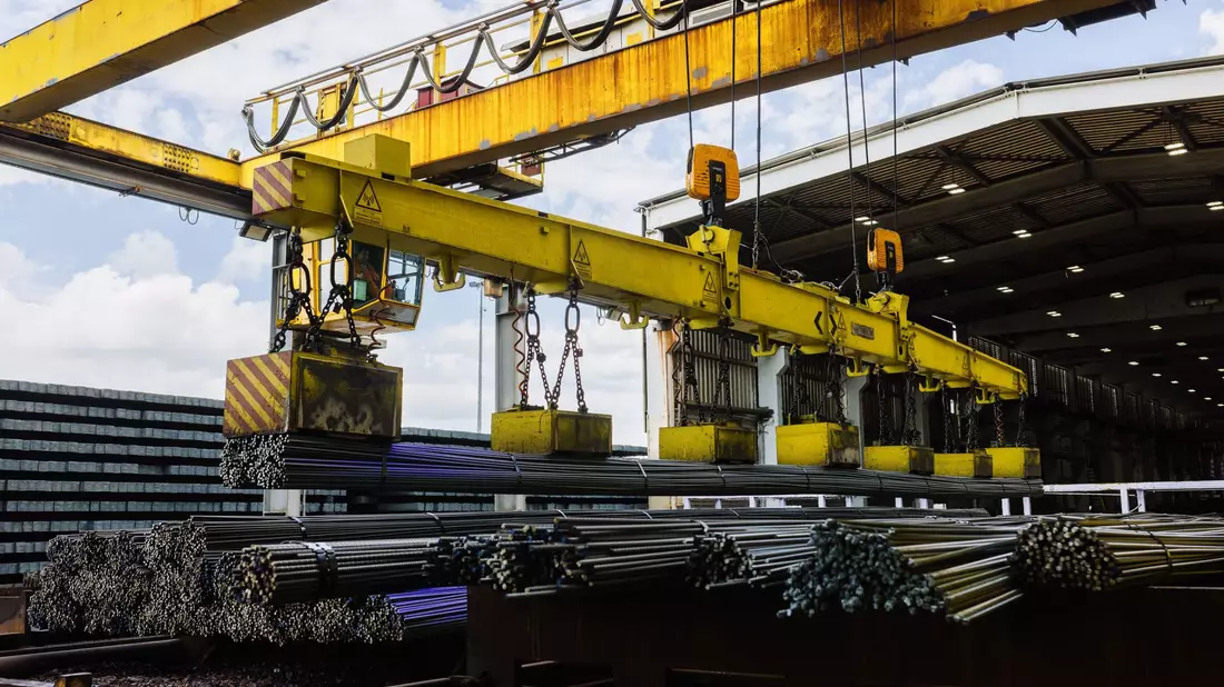 Die Lage in der Industrie in Deutschland bleibt angespannt: Im Juni ist die Produktion überraschend stark gesunken. (Archivbild) - Bild: Philipp von Ditfurth/dpa