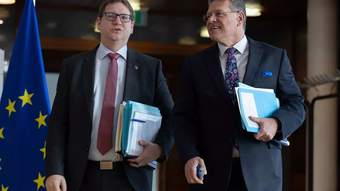 Sie verhandeln für die EU: Von der Leyens Kabinettschef Björn Seibert (l) und Handelskommissar Maros Sefcovic. (Archivbild) - Bild: Omar Havana/AP/dpa