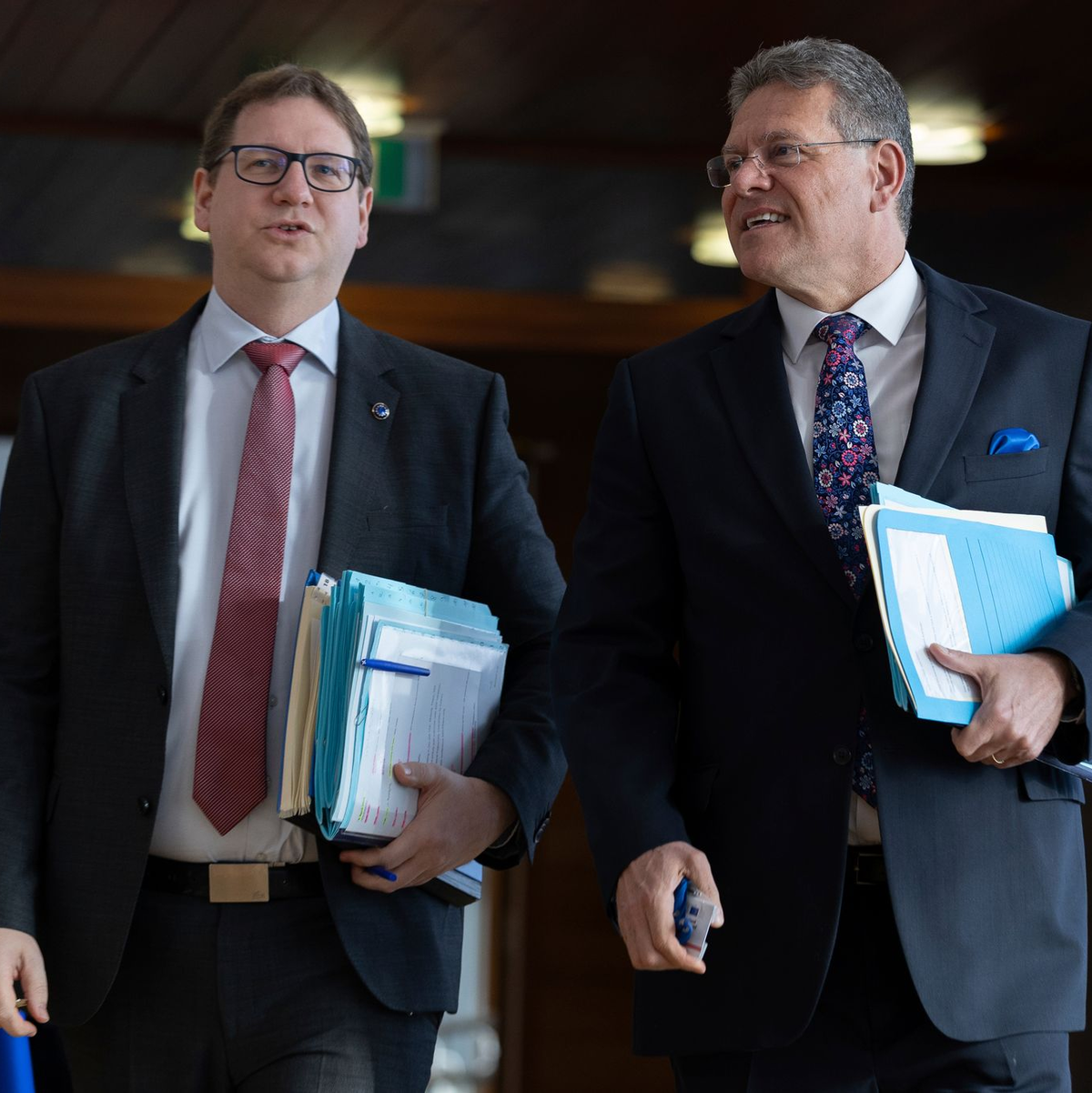 Sie verhandeln für die EU: Von der Leyens Kabinettschef Björn Seibert (l) und Handelskommissar Maros Sefcovic. (Archivbild) - Foto: Omar Havana/AP/dpa