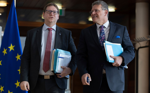 Sie verhandeln für die EU: Von der Leyens Kabinettschef Björn Seibert (l) und Handelskommissar Maros Sefcovic. (Archivbild) - Foto: Omar Havana/AP/dpa