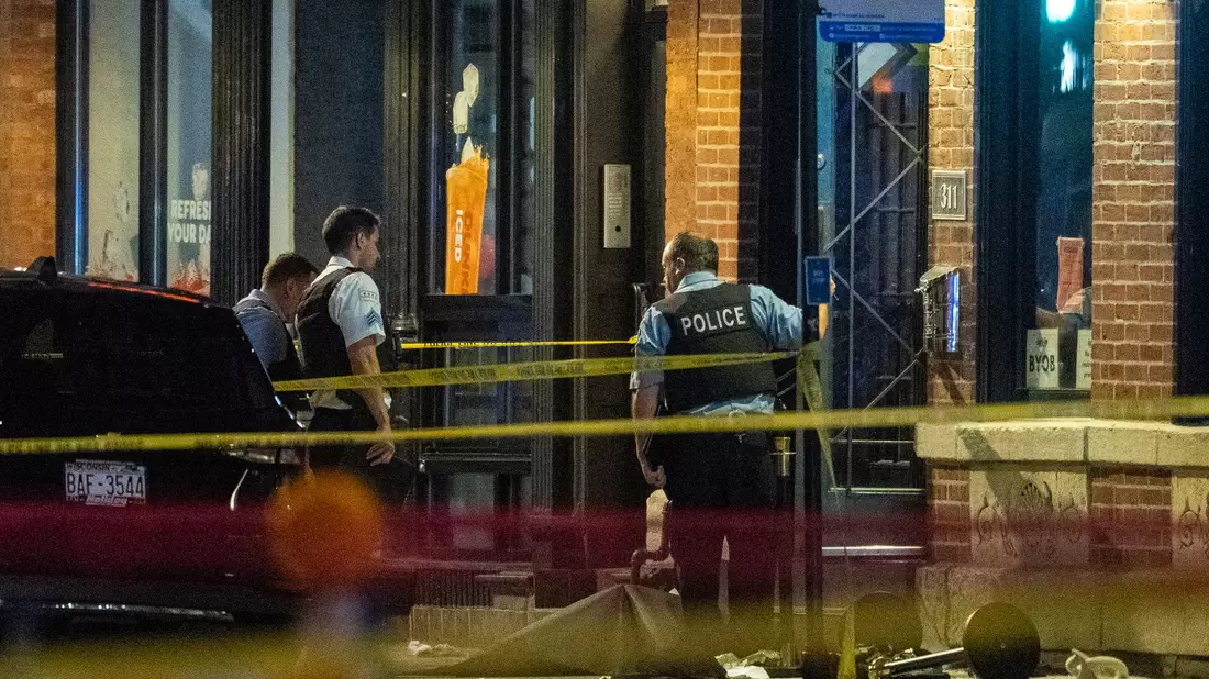 Vor einem Nachtclub in Chicago sind tödliche Schüsse gefallen.  - Bild: Tyler Pasciak LaRiviere/Chicago Sun-Times/AP/dpa