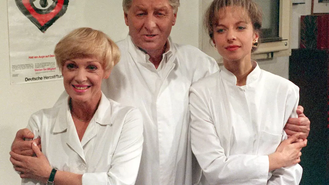 Die freche, schlagfertige Arzthelferin aus der ARD-Vorabendserie «Praxis Bülowbogen» - so haben viele Kupsch in Erinnerung. - Bild: picture alliance / dpa
