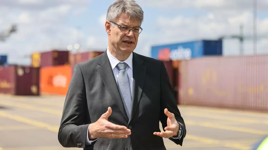 Das neue Duisburg Gateway Terminal soll eines Tages klimaneutral betrieben werden - mit Hilfe von Solarenergie und grünem Wasserstoff, der in Brennstoffzellen und Blockheizkraftwerken zum Einsatz kommt.  - Bild: Oliver Berg/dpa