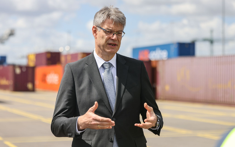 Das neue Duisburg Gateway Terminal soll eines Tages klimaneutral betrieben werden - mit Hilfe von Solarenergie und grünem Wasserstoff, der in Brennstoffzellen und Blockheizkraftwerken zum Einsatz kommt.  - Foto: Oliver Berg/dpa