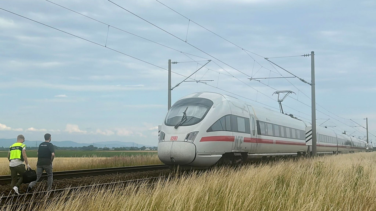 Der ICE blieb nach dem Angriff in der Nähe von Straßkirchen auf offener Strecke stehen. - Foto: Ute Wessels/dpa