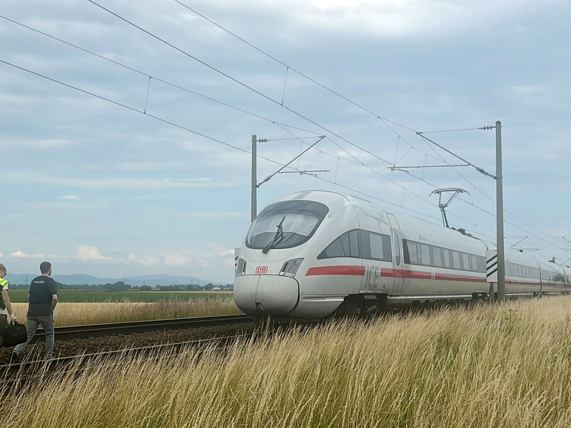 Der ICE blieb nach dem Angriff in der Nähe von Straßkirchen auf offener Strecke stehen. - Foto: Ute Wessels/dpa