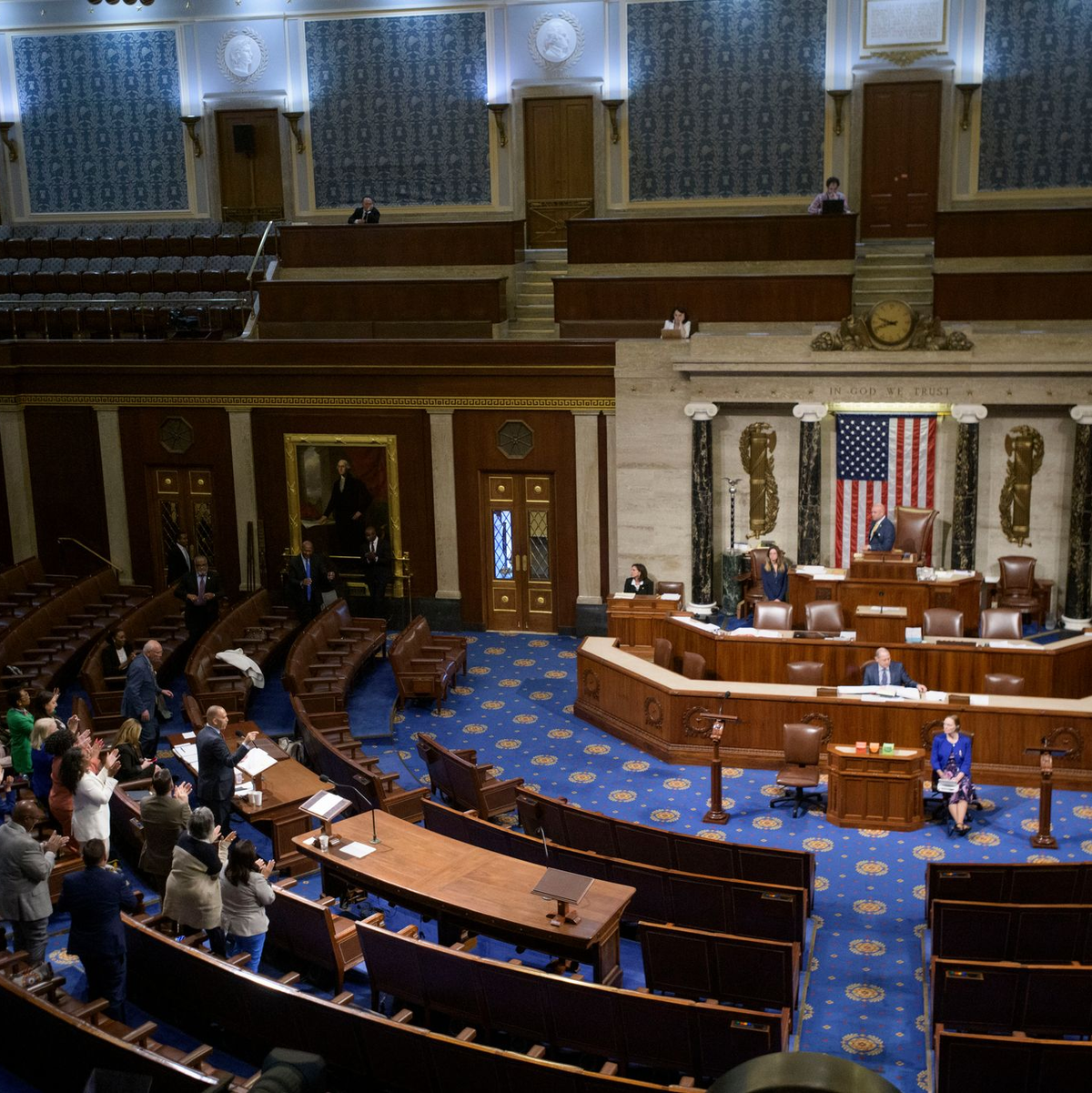 Der Demokrat Hakeem Jeffries redet bereits seit Stunden im Repräsentantenhaus - stellt er einen neue Rekord auf? - Foto: Rod Lamkey/AP/dpa