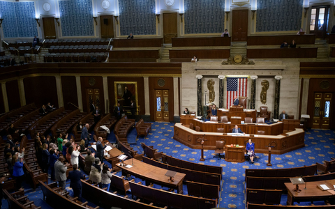 Hakeem Jeffries verzögerte eine Abstimmung über das Gesetz mit einer mehr als achtstündigen Rede.  - Foto: Rod Lamkey/AP/dpa
