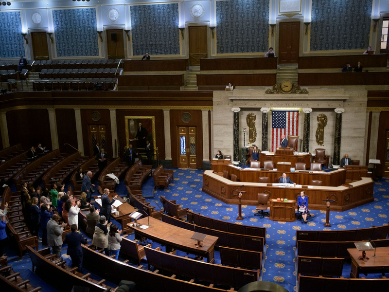 Hakeem Jeffries verzögerte eine Abstimmung über das Gesetz mit einer mehr als achtstündigen Rede.  - Foto: Rod Lamkey/AP/dpa