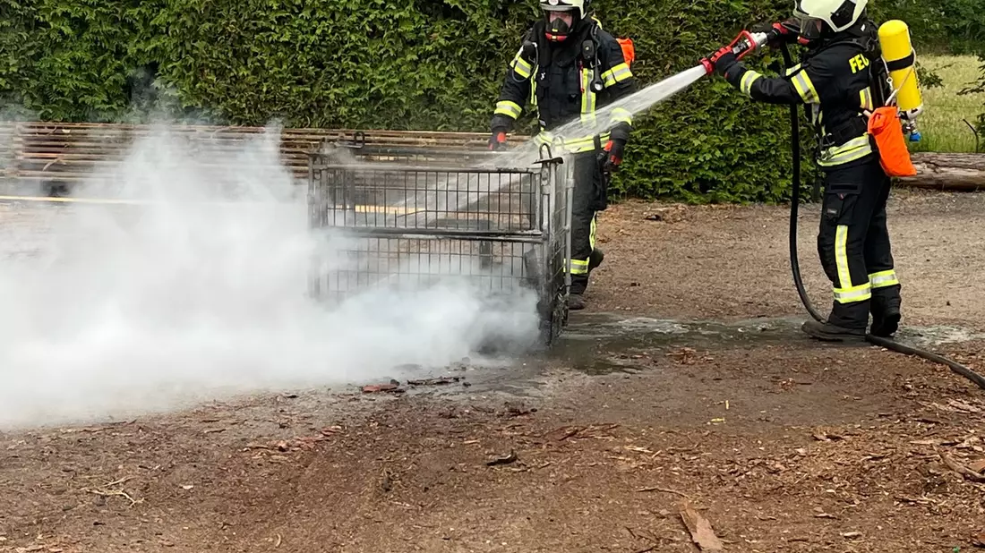 FW-AUR: Gitterbox mit Holz in Flammen - Bild: presseportal.de