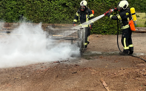 FW-AUR: Gitterbox mit Holz in Flammen - Foto: presseportal.de