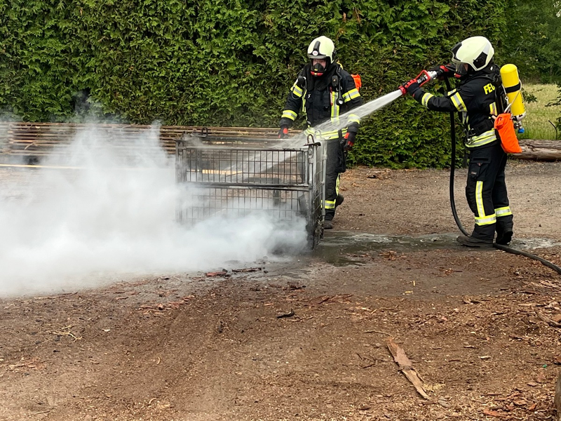 FW-AUR: Gitterbox mit Holz in Flammen - Foto: presseportal.de