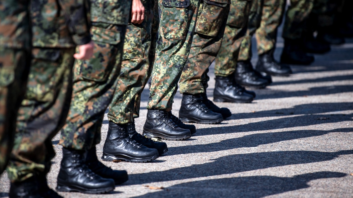 +++ Achtung Sperrfrist (Print, Radio und Online): 18.00 Uhr +++ / ARD-DeutschlandTREND: Drei von vier Deutschen für Wiedereinführung der Wehrpflicht - Foto: presseportal.de