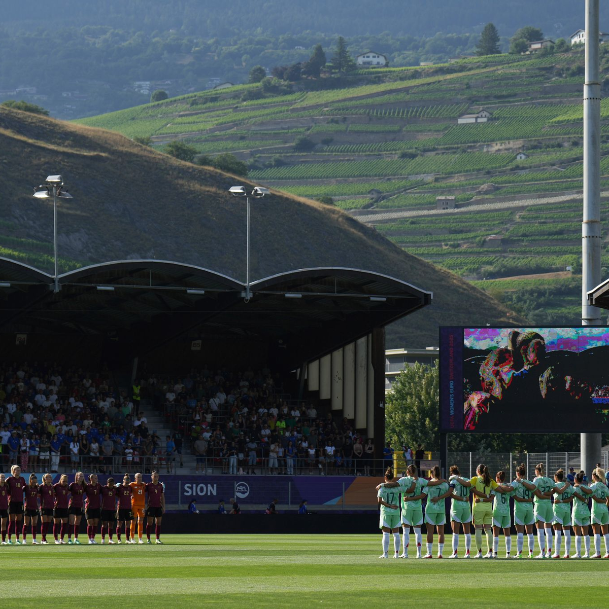 Beim EM-Gruppenspiel zwischen Belgien und Italien gab es eine Schweigeminute zum Gedenken an Liverpools gestorbene Stürmer Diogo Jota - Foto: Alessandra Tarantino/AP/dpa