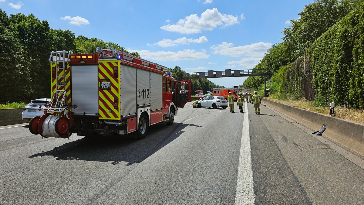 FW Burscheid: Verkehrsunfall sorgt für Stau auf Autobahn - Foto: presseportal.de