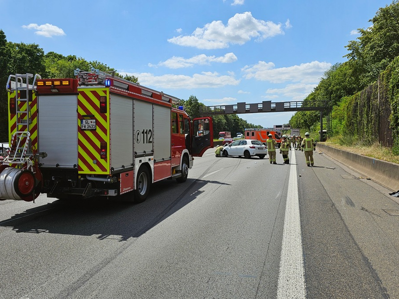 FW Burscheid: Verkehrsunfall sorgt für Stau auf Autobahn - Foto: presseportal.de