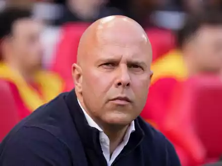 Äußerte sich zu Bayerns Wunschspieler Diaz: Liverpools Trainer Arne Slot - Foto: Jon Super/AP/dpa