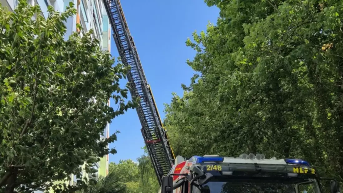 Feuerwehr MTK: Wohnungsbrand in Okrifteler Hochhaus - Mehrere Menschen und Tiere gerettet - Bild: presseportal.de