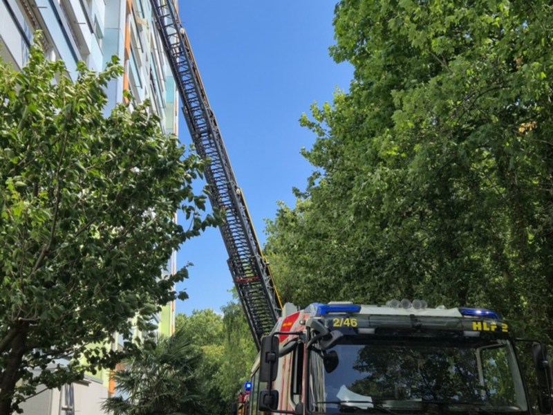 Feuerwehr MTK: Wohnungsbrand in Okrifteler Hochhaus - Mehrere Menschen und Tiere gerettet - Foto: presseportal.de