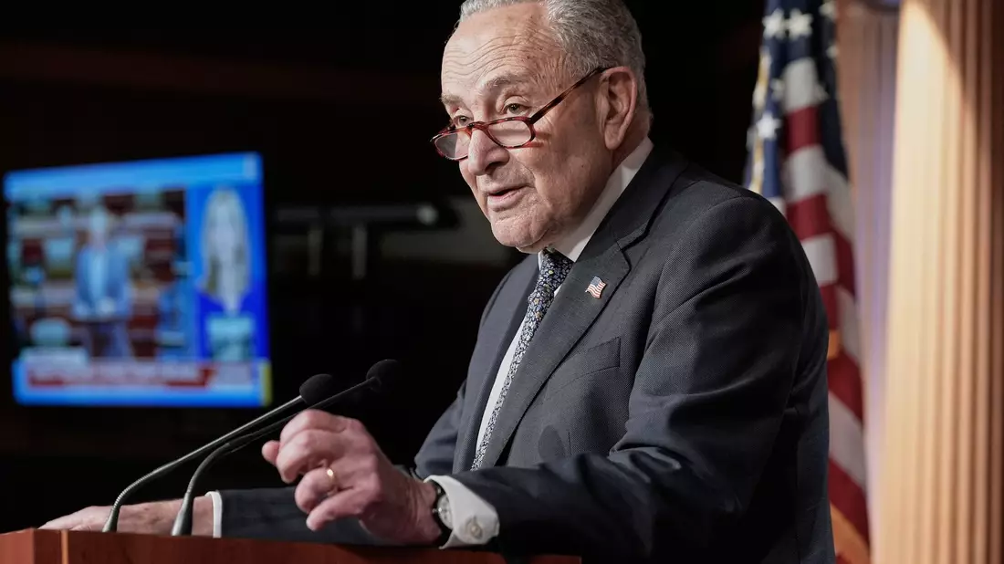 Die Demokraten - im Senat angeführt von Chuck Schumer - kritisieren die Einschnitte bei Gesundheitsleistungen.  - Bild: Mariam Zuhaib/AP/dpa