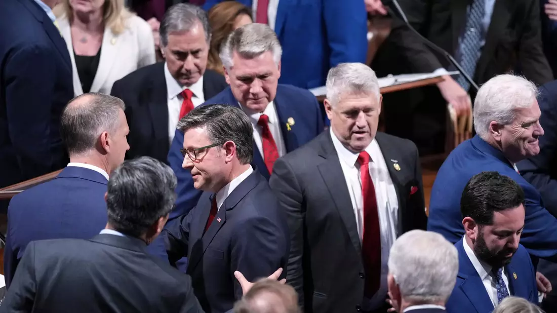 Der republikanische Sprecher des Repräsentantenhauses, Mike Johnson, hat es geschafft genug Parteikollegen hinter dem Gesetz zu versammeln.  - Bild: J. Scott Applewhite/AP/dpa