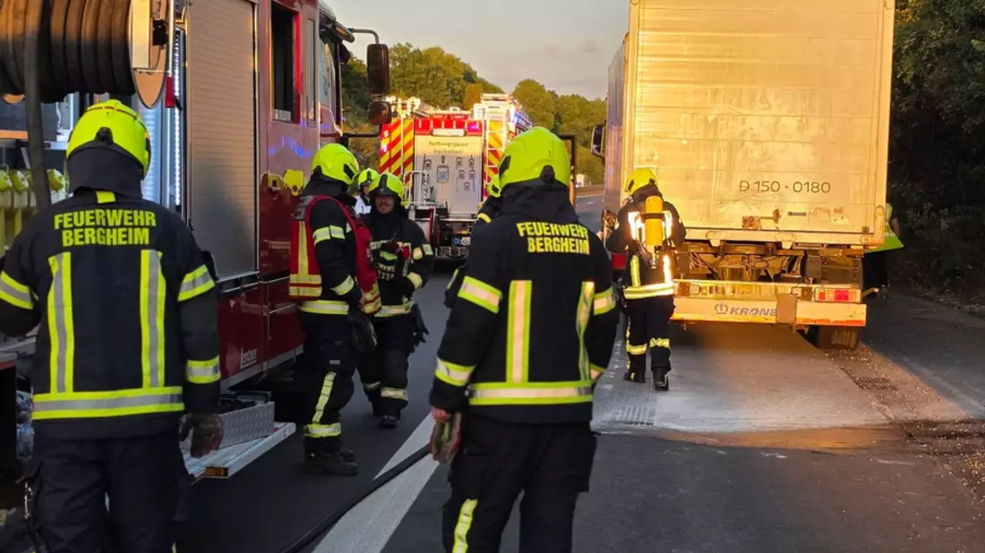 FW Bergheim: LKW brennt auf Autobahn 61 Heißgelaufene Bremse an LKW-Anhänger - Einspurige Sperrung - Bild: presseportal.de