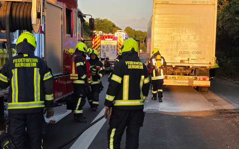 FW Bergheim: LKW brennt auf Autobahn 61 Heißgelaufene Bremse an LKW-Anhänger - Einspurige Sperrung - Foto: presseportal.de